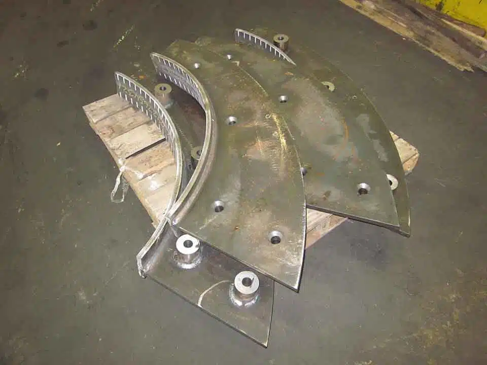 Side liners for metal shredder wear parts